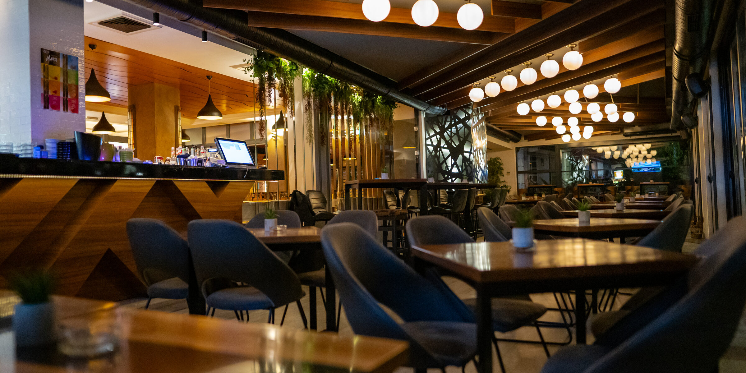 Lakeside restaurant & bar