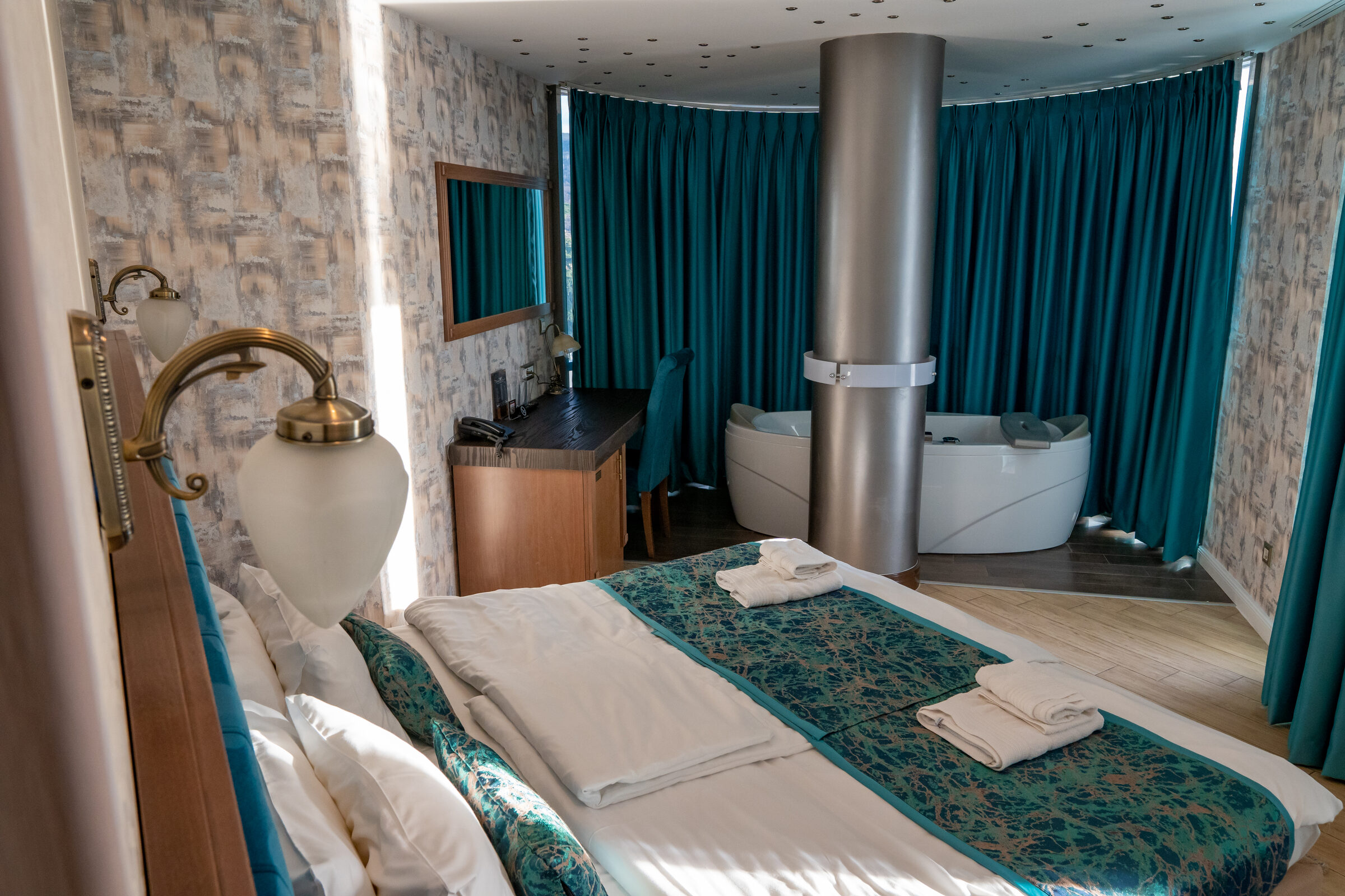 Deluxe Double Room with Balcony and Lake View